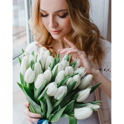 Девушка и тюльпаны стоковое изображение. изображение насчитывающей тюльпан  - 109336805