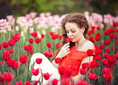 Картинки мужчина Спина Букеты девушка Тюльпаны цветок Руки 2560x1708