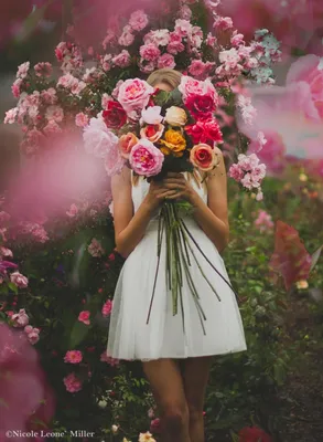 Девушка с тюльпанами стоковое фото. изображение насчитывающей день -  29265258