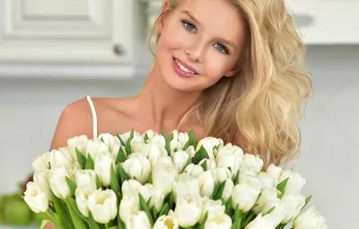 Молодая красивая девушка с тюльпанами в руке на белом :: Стоковая  фотография :: Pixel-Shot Studio