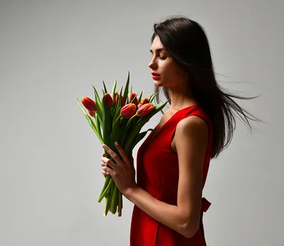 Девушка и цветник с тюльпанами Стоковое Изображение - изображение  насчитывающей красно, женщина: 40948187