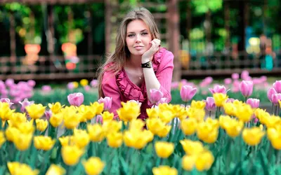 Фото Девушка держит букет тюльпанов