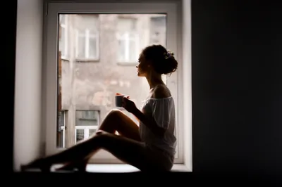 Девушка сидит на окне в белой комнате Стоковое Фото - изображение  насчитывающей дом, контраст: 102542902