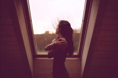 Девушка смотрит в окно. Девушка стоит возле пластикового окна. Девушка в  белом интерьере. Девушка дома. Утро милой девушки. Светлый интерьер дома.  Stock Photo | Adobe Stock