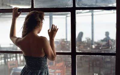 Девушка смотрит в окно» — создано в Шедевруме