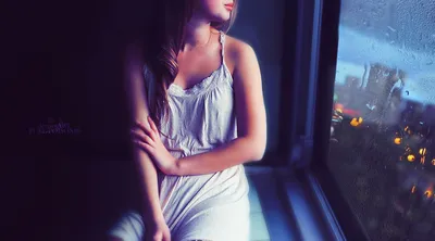 Девушка смотрит в окно на опадающую…» — создано в Шедевруме