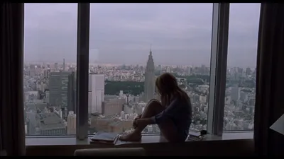 Обои на рабочий стол Девушка сидит на кровати у окна и смотрит на ночной  город, by t1na, обои для рабочего стола, скачать обои, обои бесплатно