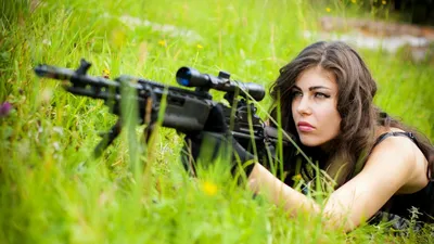 Девушка снайпер со снайперской винтовкой СВД стоковое фото ©zim90 188061506