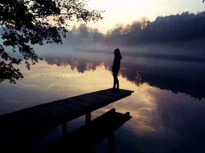 Фото Светловолосая девушка стоящая к нам спиной стоит в воде на фоне  природы, by Ahmed Shammari