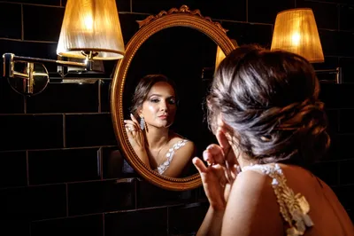 Фото девушки возле зеркала
