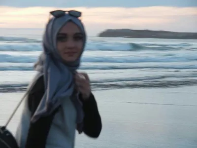 Мусульманская девушка врача или медсестры в хиджабе со стетоскопом в белом  халате показывает рукой к космосу текста. На синем Стоковое Изображение -  изображение насчитывающей привлекательностей, мусульмане: 196244027