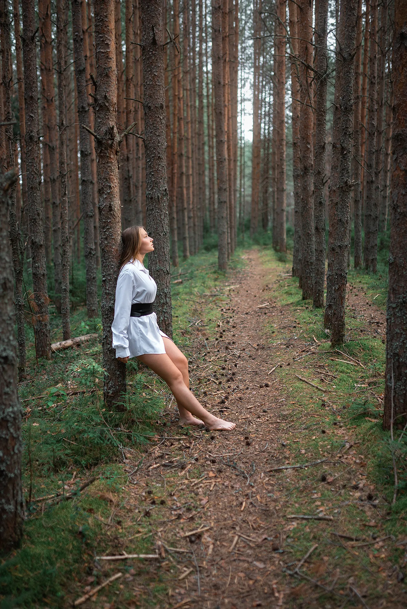 Телочка фотографируется в лесу