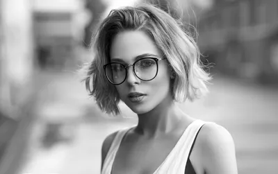 Стильная девушка в солнцезащитных очках на белом фоне Stock Photo | Adobe  Stock