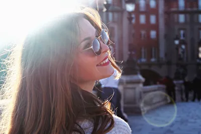 Девушка в солнечных очках на предпосылке города Стоковое Фото - изображение  насчитывающей здорово, люди: 98354528