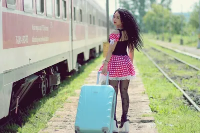Девушка в поезде стоковое фото. изображение насчитывающей праздник -  43339612