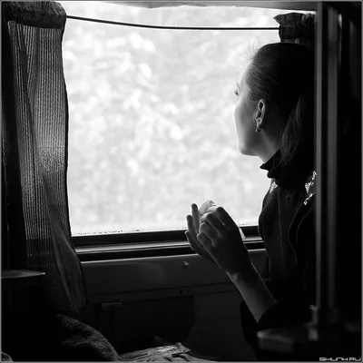 девушка в поезде стоковое изображение. изображение насчитывающей поезд -  266407855