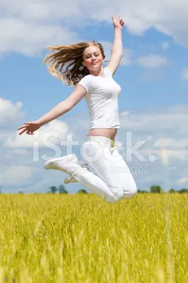 девушка в прыжке на фоне неба в желтом платье Stock Photo | Adobe Stock