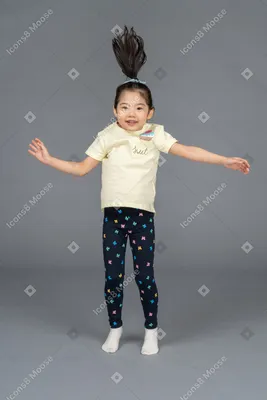 Фото Молодая девушка прыгает в прыжке