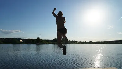 Девушка в прыжке на фоне неба стоковое фото ©Ruslan 3294115