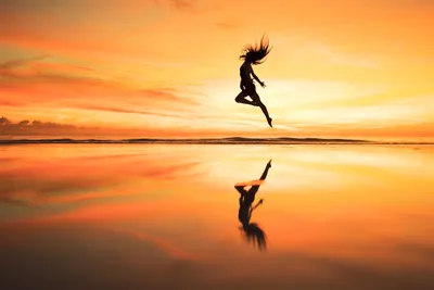 Спортивная девушка делает упражнения с искусством прыжка с трамплина  Векторное изображение ©redshinestudio 271395542