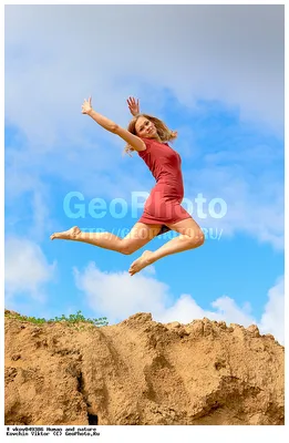 Картинка Фитнес Девушки спортивные Прыжок Сумка Цветной фон