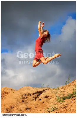 Фотография молодые женщины Небо в прыжке Руки