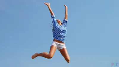 силуэт девушки в прыжке с изогнутыми ногами. векторная иллюстрация  Иллюстрация вектора - иллюстрации насчитывающей скачка, девушка: 217736421