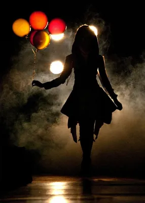Силуэт девушки в капюшоне с шарами на фоне дыма и ламп — Фотки на аву |  Ночная фотография, Силуэт девушки, Силуэт
