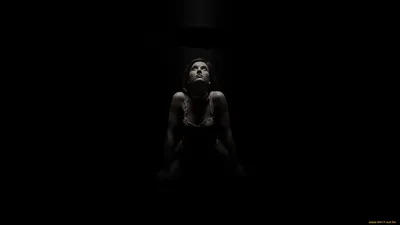 Фото Женщина в темноте, завернутая в бусы