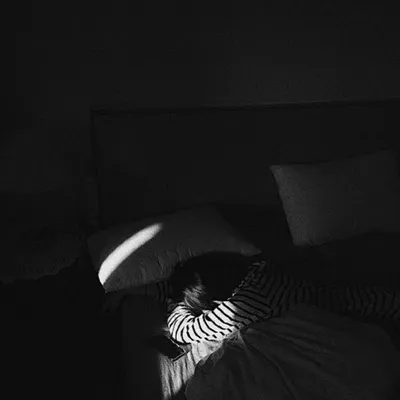темное изображение, силуэт девушки, девушка, девушка во мраке, грустная  девушка в темноте, Свадебное агентство Москва