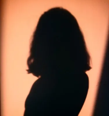 Девушка в тени унылого стоковое изображение. изображение насчитывающей  нажатие - 109603901
