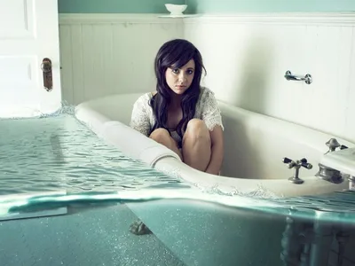 Красивая девушка в ванной комнате Стоковое Изображение - изображение  насчитывающей рука, жезлов: 33652867