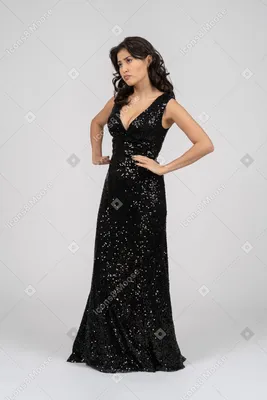 модная женщина, летающая в золотом платье. сексуальная модель в блестящем вечернем  платье над серым. красивая девушка с волнистыми Стоковое Фото - изображение  насчитывающей камера, летание: 261537660