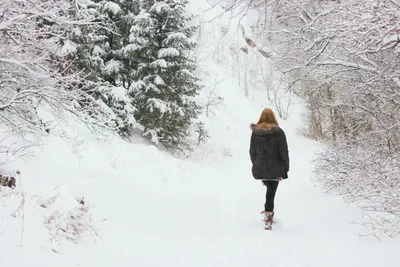 Снег и метель в парке девушка со…» — создано в Шедевруме