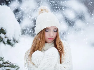 Зима. Девушка на скамейке. Зимнее фото девушки. | Winter pictures, Girl  photography poses, Photo