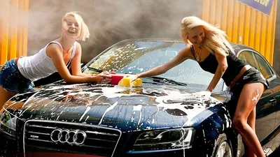 две девочки в шортах и футболке моют машину на мойке Стоковое Фото -  изображение насчитывающей чистка, пакостно: 239710208