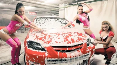 Две девушки в шортах и футболке моют машину в автомойке Стоковое Фото -  изображение насчитывающей женщина, красивейшее: 158593538