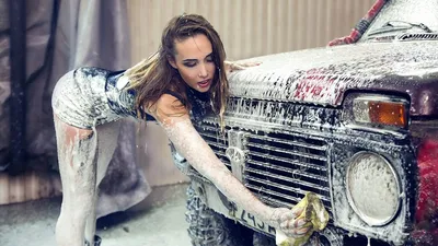 Девушки в откровенной одежде моют машины в Актау