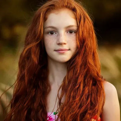 Красивая девушка рыжие волосы до …» — создано в Шедевруме