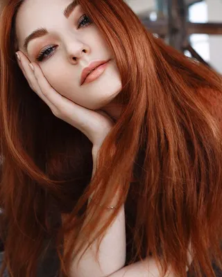 красивая девушка с рыжими волосами смотрит в даль фотография Stock | Adobe  Stock