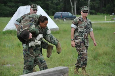 Зачем женщины добровольно идут служить в армию | Glamour