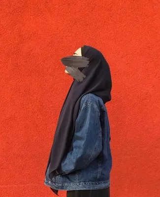 красивая молодая арабская девушка в хиджабе и наушниках Стоковое Фото -  изображение насчитывающей персона, исламско: 222688344