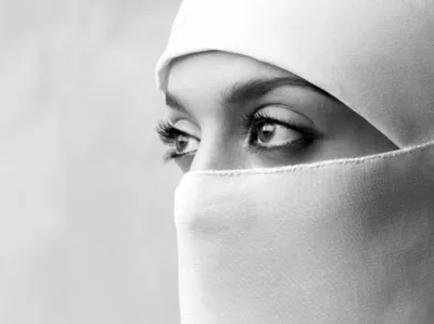 девушка в хиджабе держится за руки перед лицом Стоковое Изображение -  изображение насчитывающей сторона, девушка: 217459207