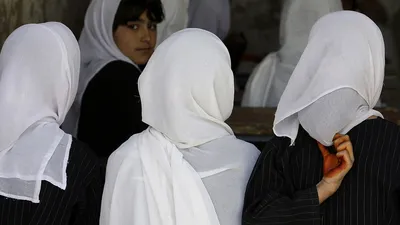 исламские красивые девушки в красочном хиджабе и с лицом показывающим  глаза, самая красивая аватарка для фейсбука фон картинки и Фото для  бесплатной загрузки