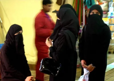 две мусульманские девушки в парандже с макияжем, используя помаду для губ  Стоковое Фото - изображение насчитывающей портрет, здорово: 225502448