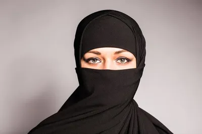 Красивая арабская женщина-мусульманка в парандже на темном фоне :: Стоковая  фотография :: Pixel-Shot Studio