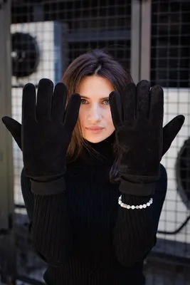 Девушка в кожаных перчатках закрывает ее глаза Стоковое Изображение -  изображение насчитывающей кожа, бобра: 99739899