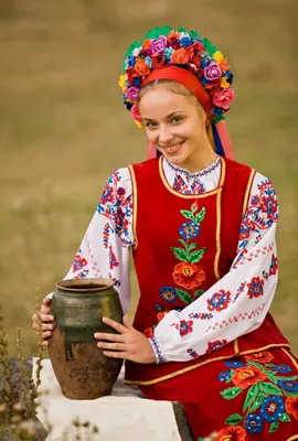 Красивая девушка в русских народных танцах костюм на поле Стоковое Фото -  изображение насчитывающей россия, ведущего: 178012946
