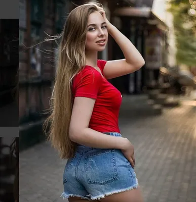 Foto Stock Красивая девушка в шортах и топе позирует. | Adobe Stock