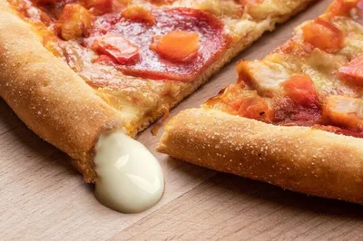 Диетическая пицца с брокколи и томатами Стоковое Фото - изображение  насчитывающей флейвор, соус: 85371266